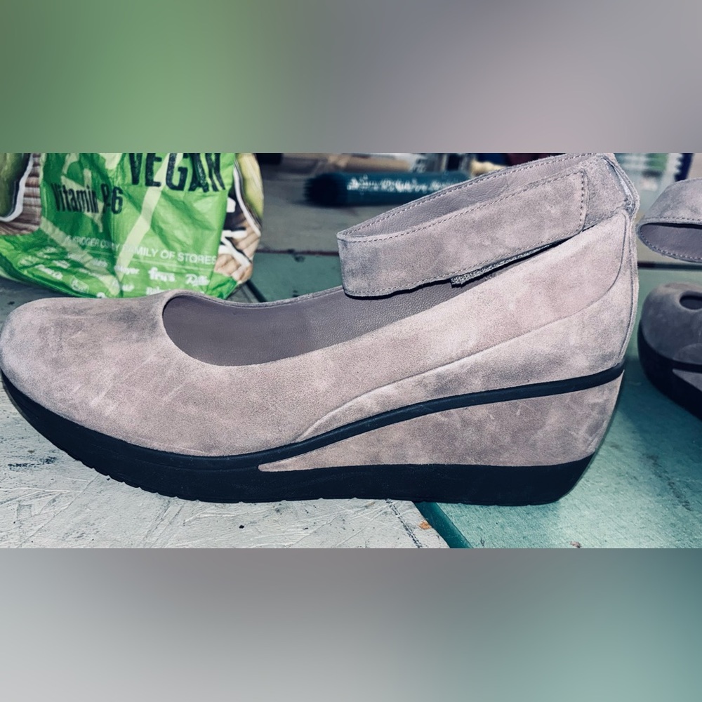 New 8.5 Wide Elegant Clarks Artisan Women's Suede Wedge Shoes